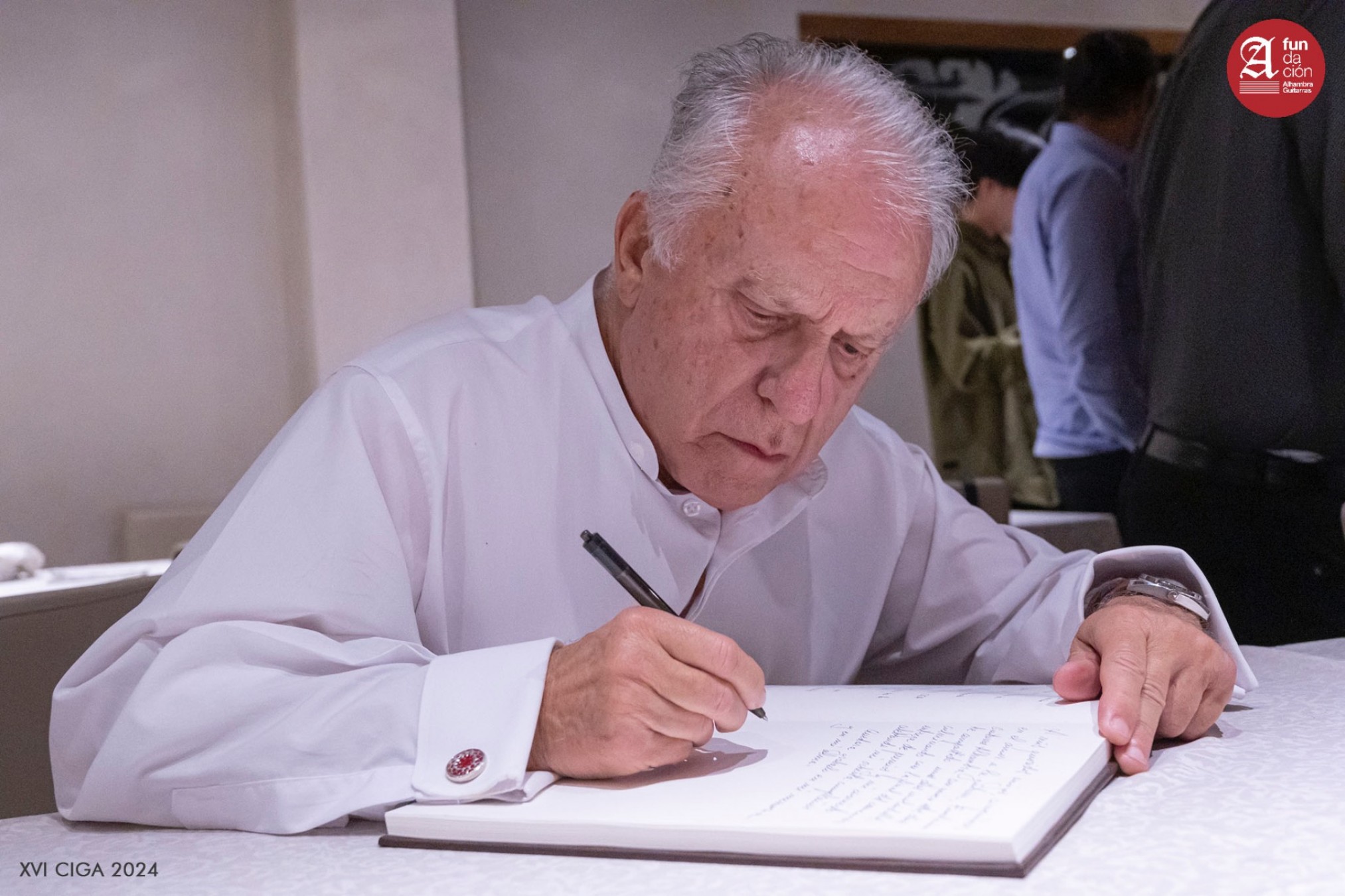 Pepe Romero firmando en el Libro de Honor de la Fundación Alhambra Guitarras