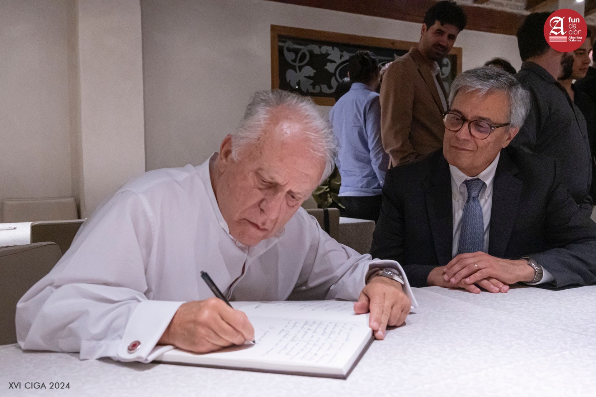 Pepe Romero firmando en el Libro de Honor de la Fundación Alhambra Guitarras