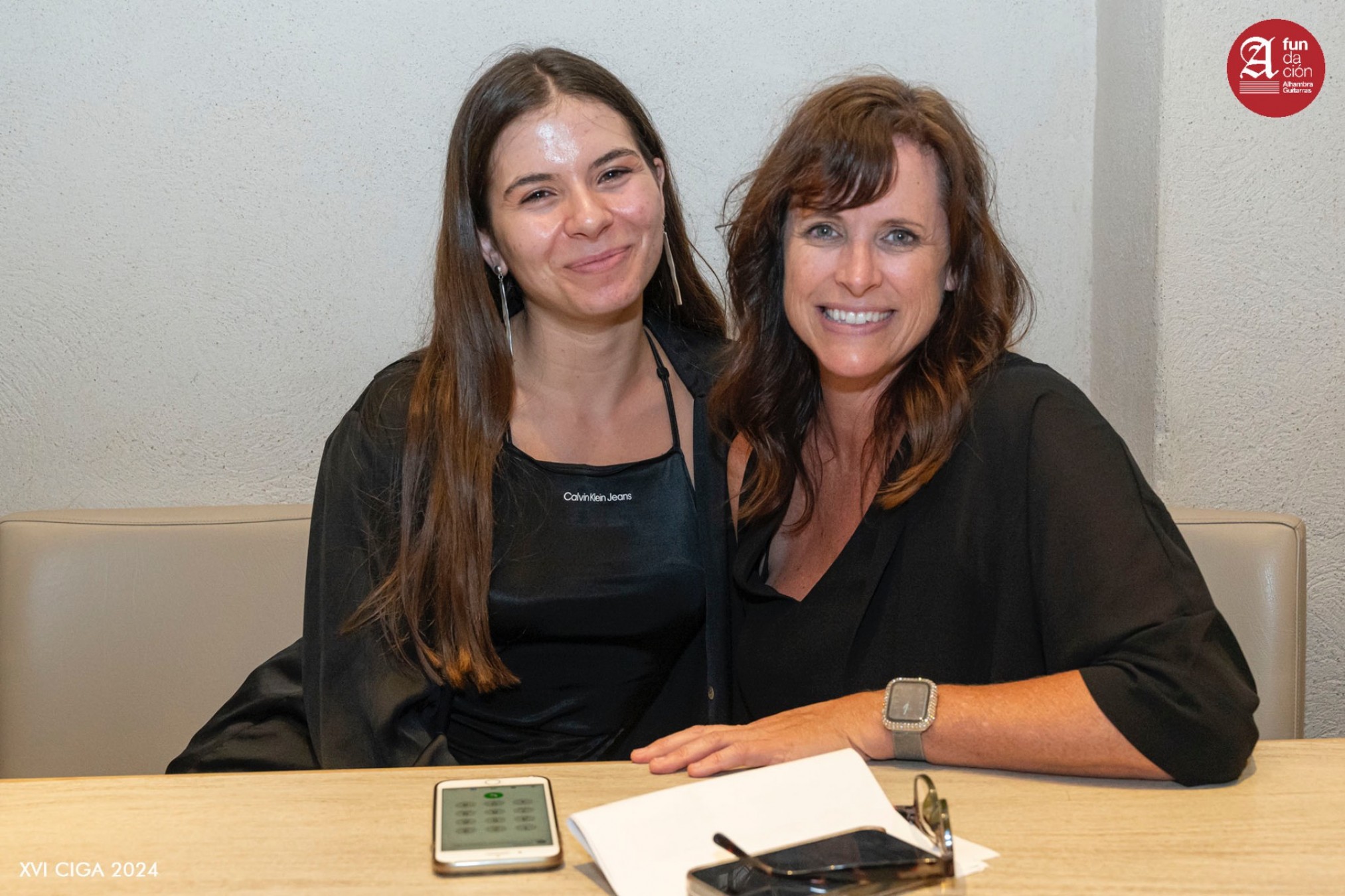 Martha Masters de Guitar Foundation of America y la joven concursante Ioanna Kazoglou (Grecia)