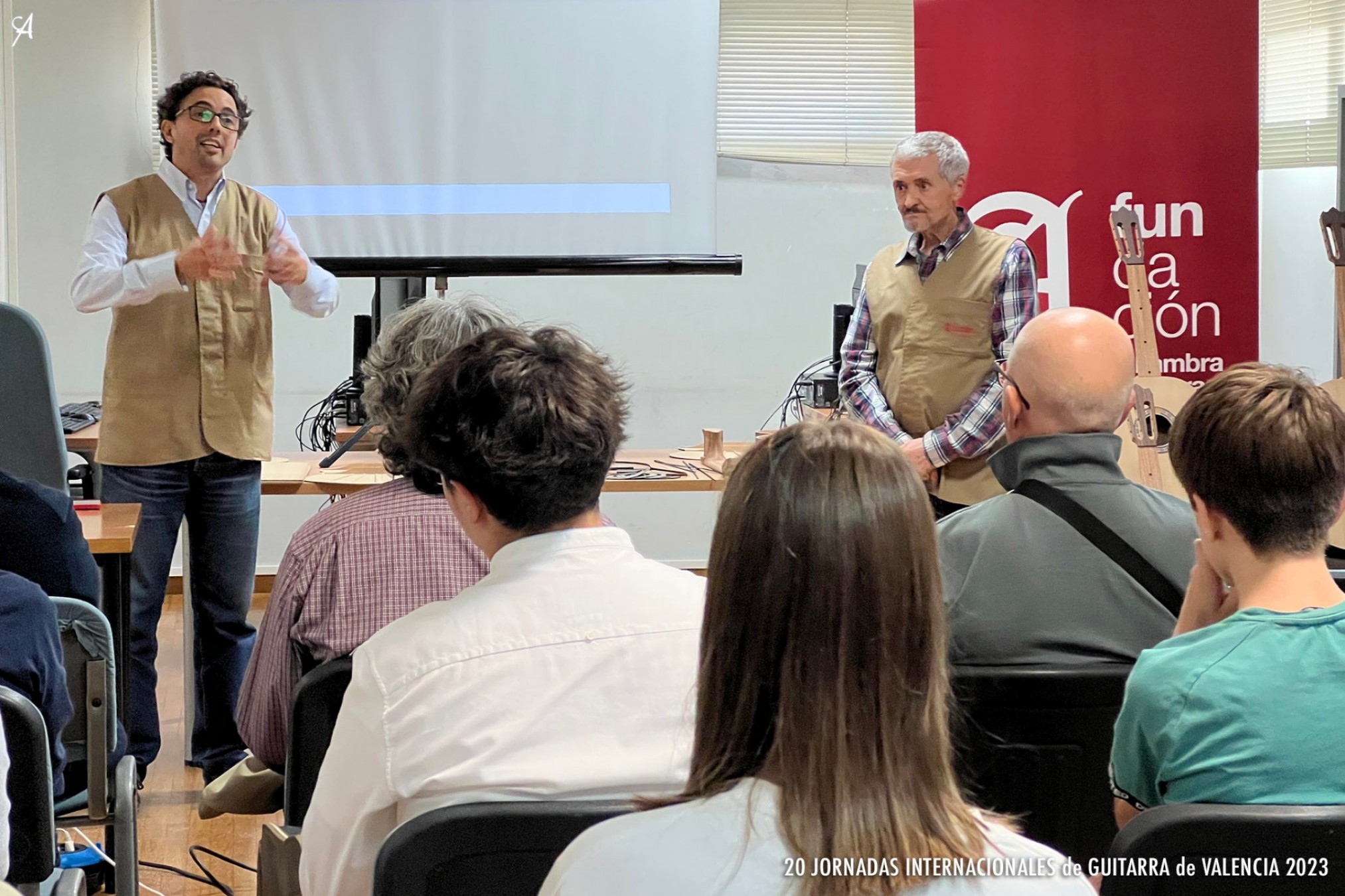 Conferencia sobre la acústica de la guitarra