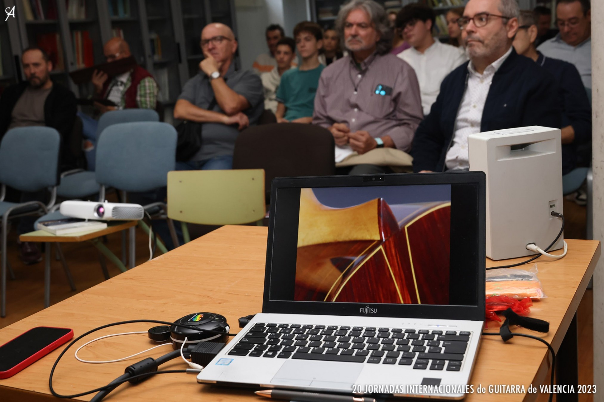 Conferencia sobre la acústica de la guitarra