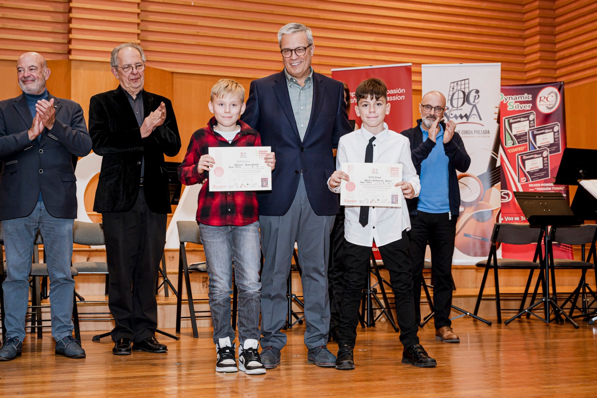 Premios 10 CIGA Junior 2023: 01. D. José Botella Presidente de la Fundación Alhambra Guitarras hace entrega de los premios.