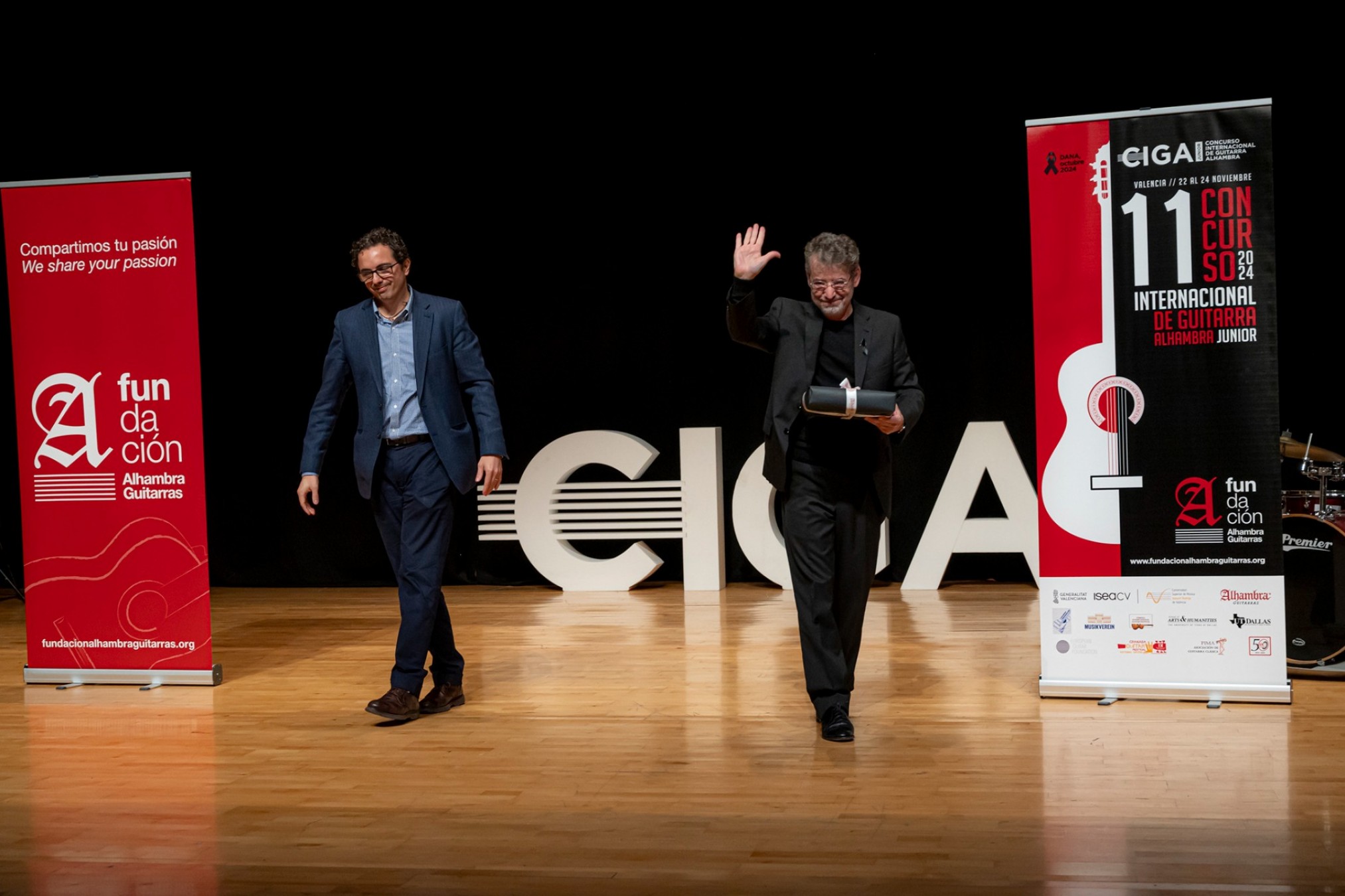 Valerià Torregrossa con Juan Luis Roldán Pareja, director de la Orquesta de Guitarras de Valencia