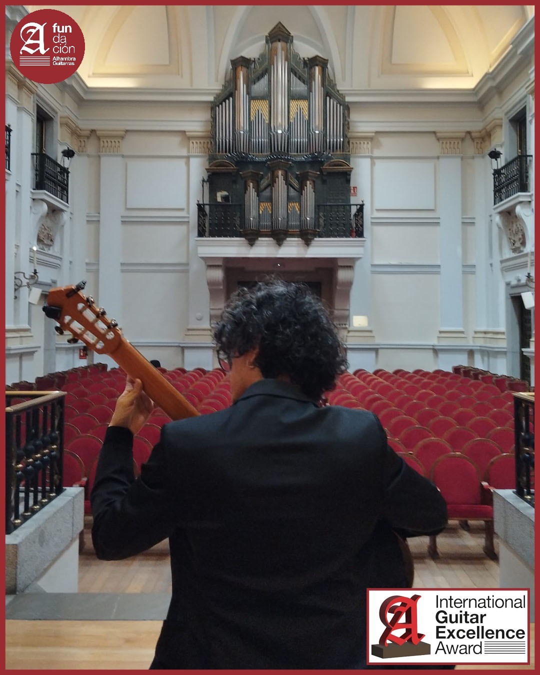 Alí Arango probando el sonido antes de su concierto en el Salón de Actos de La Real Academia de Bellas Artes de San Fernando de Madrid.