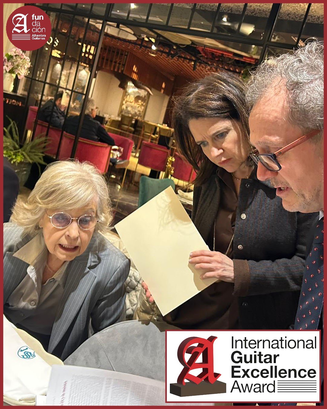 Firma en el libro de Oro de la Fundación